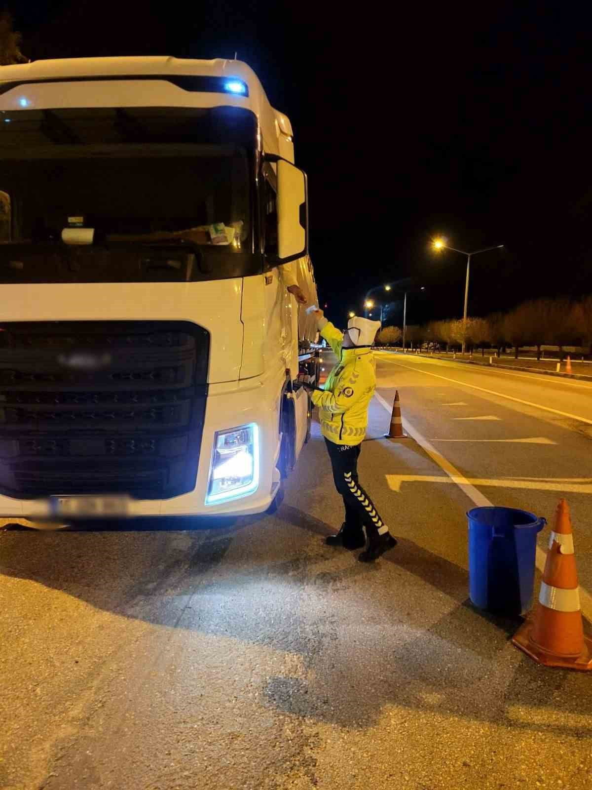 BURDUR'DA POLİS EKİPLERİ TARAFINDAN YÜK TAŞIYAN ARAÇLARA YÖNELİK YAPILAN DENETİMLERDE 138 ARAÇ VE...