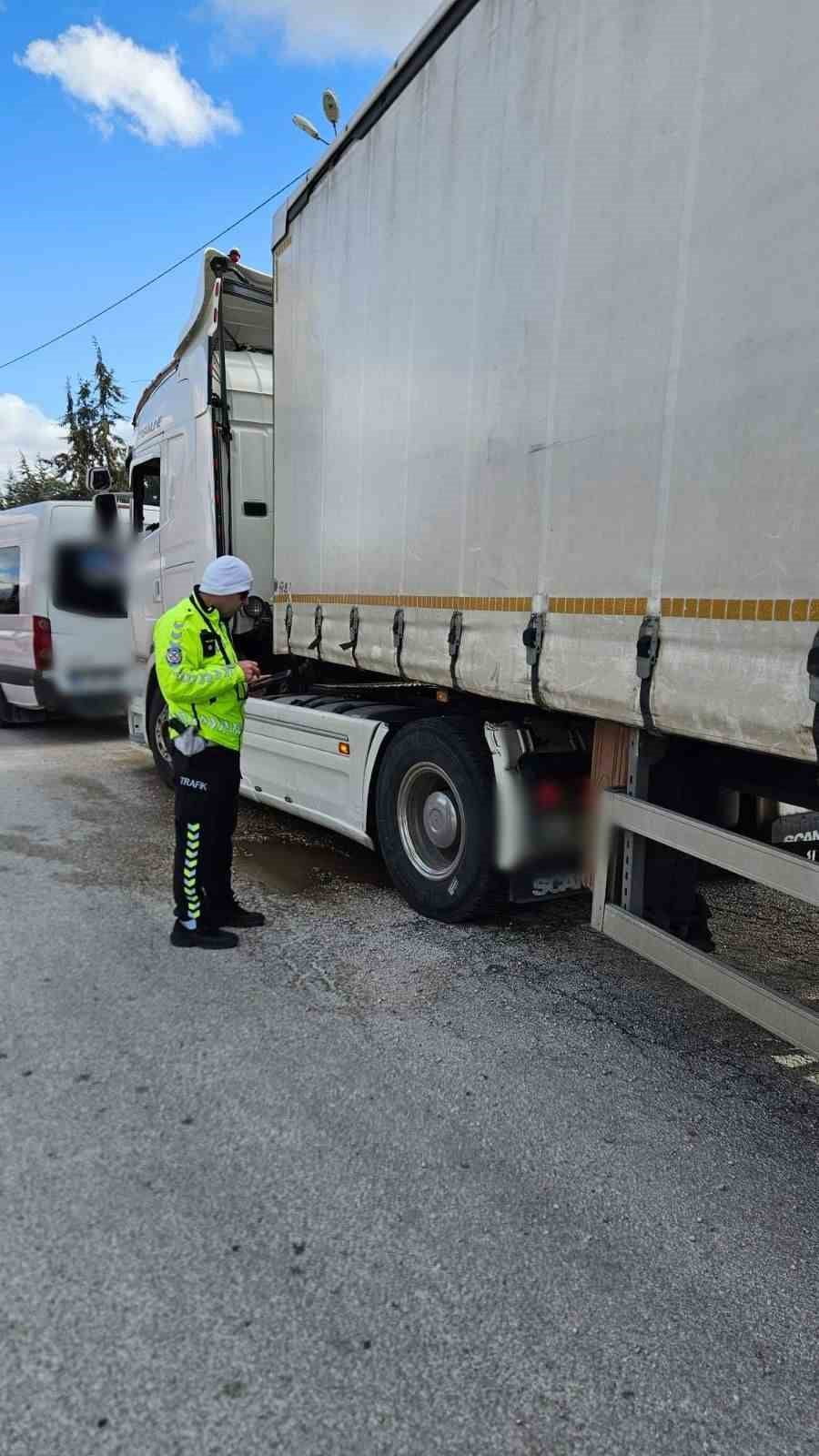 BURDUR'DA POLİS EKİPLERİ TARAFINDAN YÜK TAŞIYAN ARAÇLARA YÖNELİK YAPILAN DENETİMLERDE 138 ARAÇ VE...