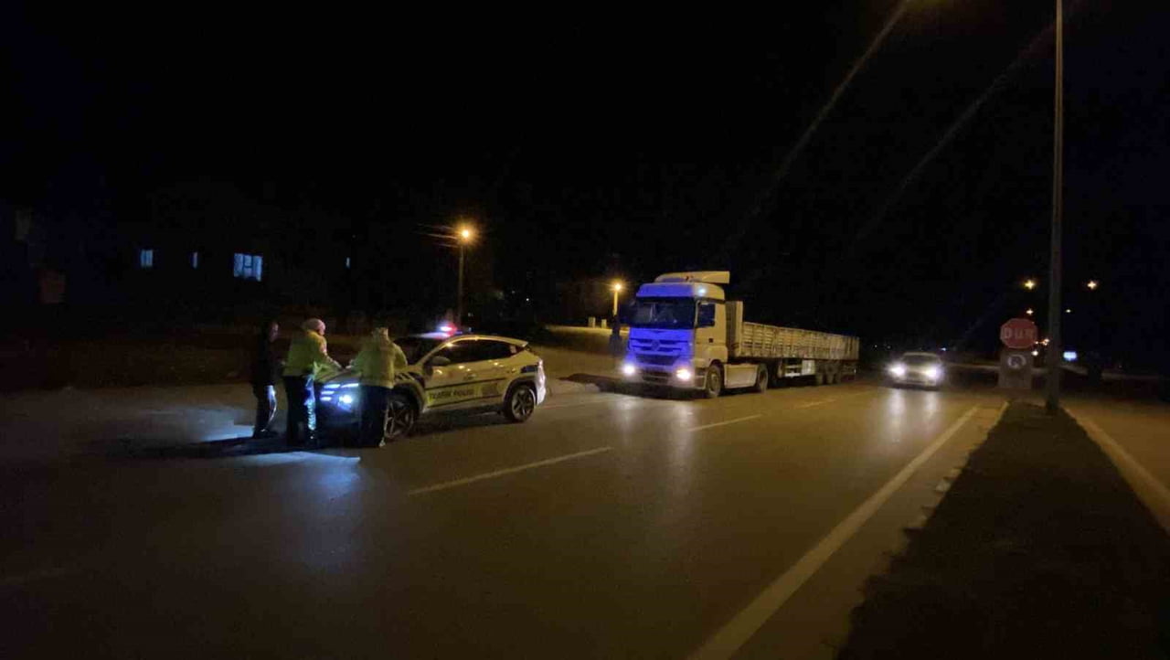 BURDUR'DA POLİSİN DUR İHTARINA UYMAYARAK KAÇAN TIR SÜRÜCÜ KISA SÜREN KOVALAMACININ ARDINDAN...