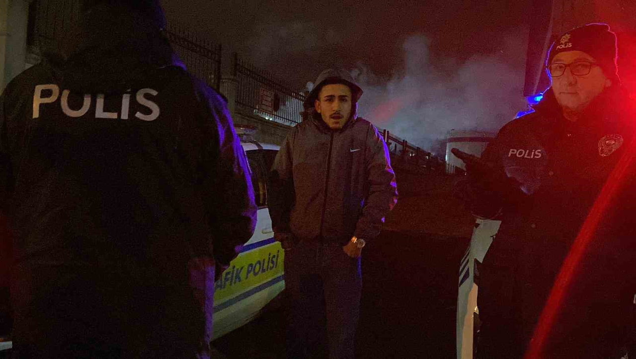 BURDUR'DA UYGULAMA YAPAN POLİSLERİ GÖREN SÜRÜCÜ, KAMYONETİNİ KALDIRIMA PARK EDERKEN POLİS DİKKATİ...