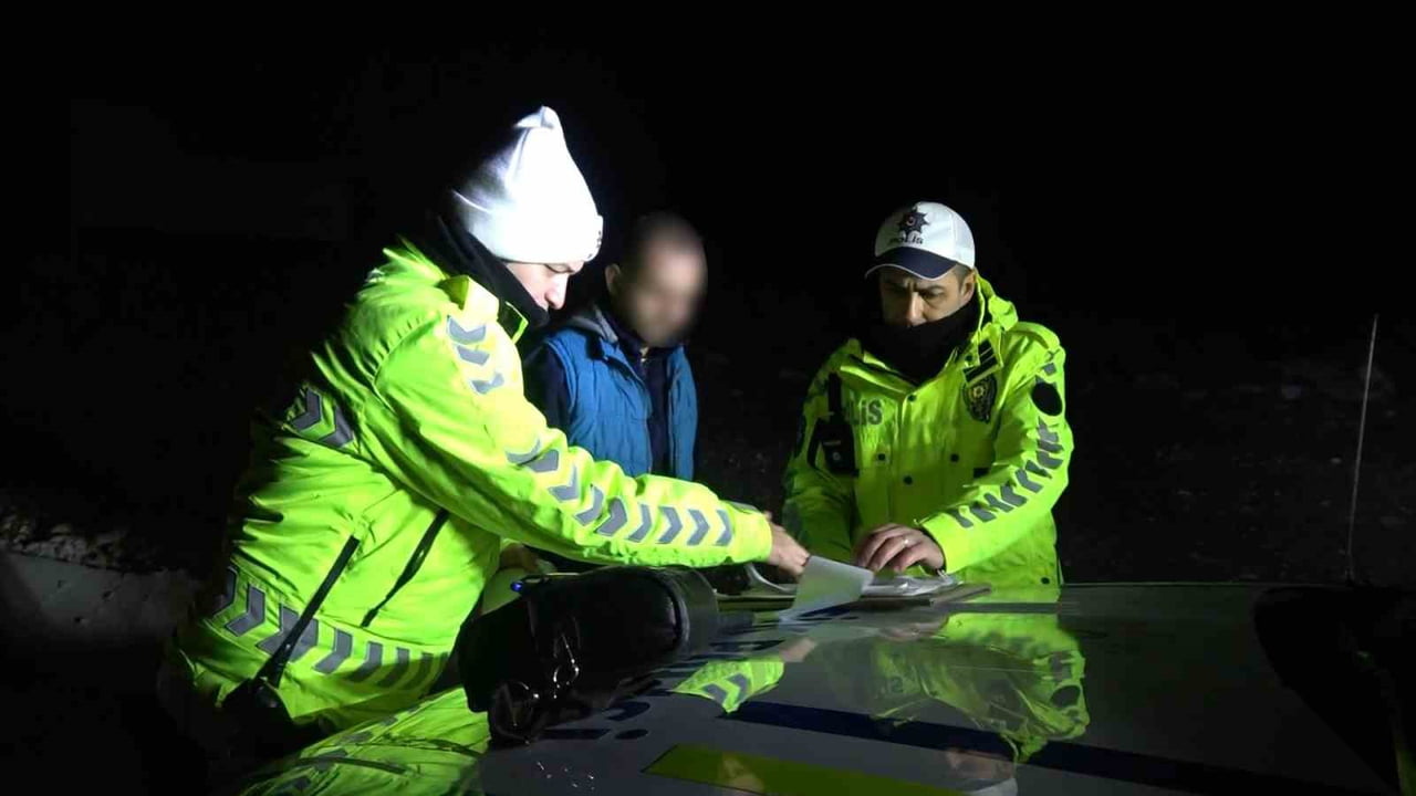 BURDUR'DA UYGULAMA YAPAN POLİSLERİ GÖRÜNCE OTOMOBİLİNİ EMNİYET ŞERİDİNE ÇEKEREK BEKLEYEN ALKOLLÜ...