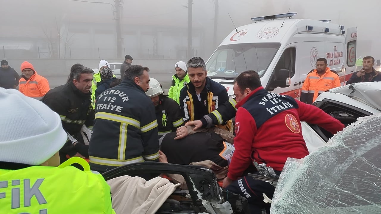 BURDUR'DA YOĞUN SİSTEN DOLAYI 4 ARACIN KARIŞTIĞI ZİNCİRLEME TRAFİK KAZASINDA 1'İ AĞIR OLMAK ÜZERE...