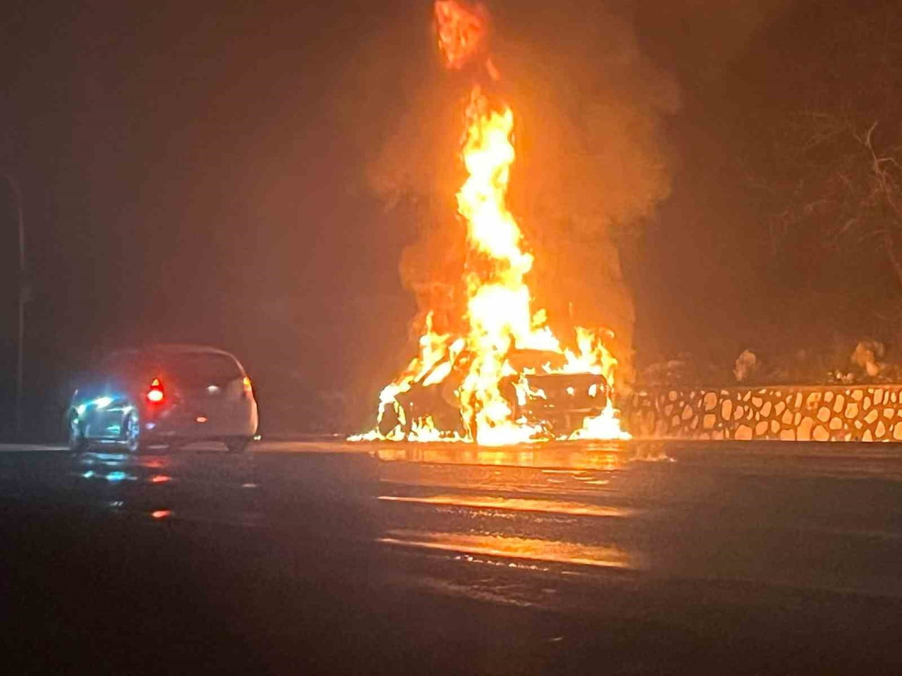 BURDUR’A BAĞLI BUCAK İLÇESİNE SEYİR HALİNDEKİ OTOMOBİL ALEV ALEV YANDI. YANGINDA ARAÇTA BULUNAN 5...