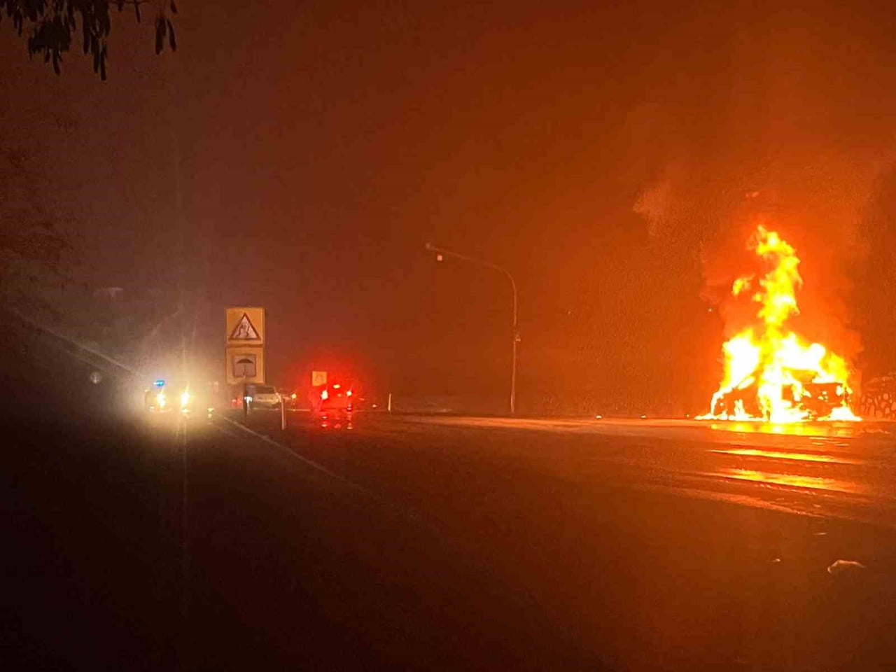BURDUR’A BAĞLI BUCAK İLÇESİNE SEYİR HALİNDEKİ OTOMOBİL ALEV ALEV YANDI. YANGINDA ARAÇTA BULUNAN 5...