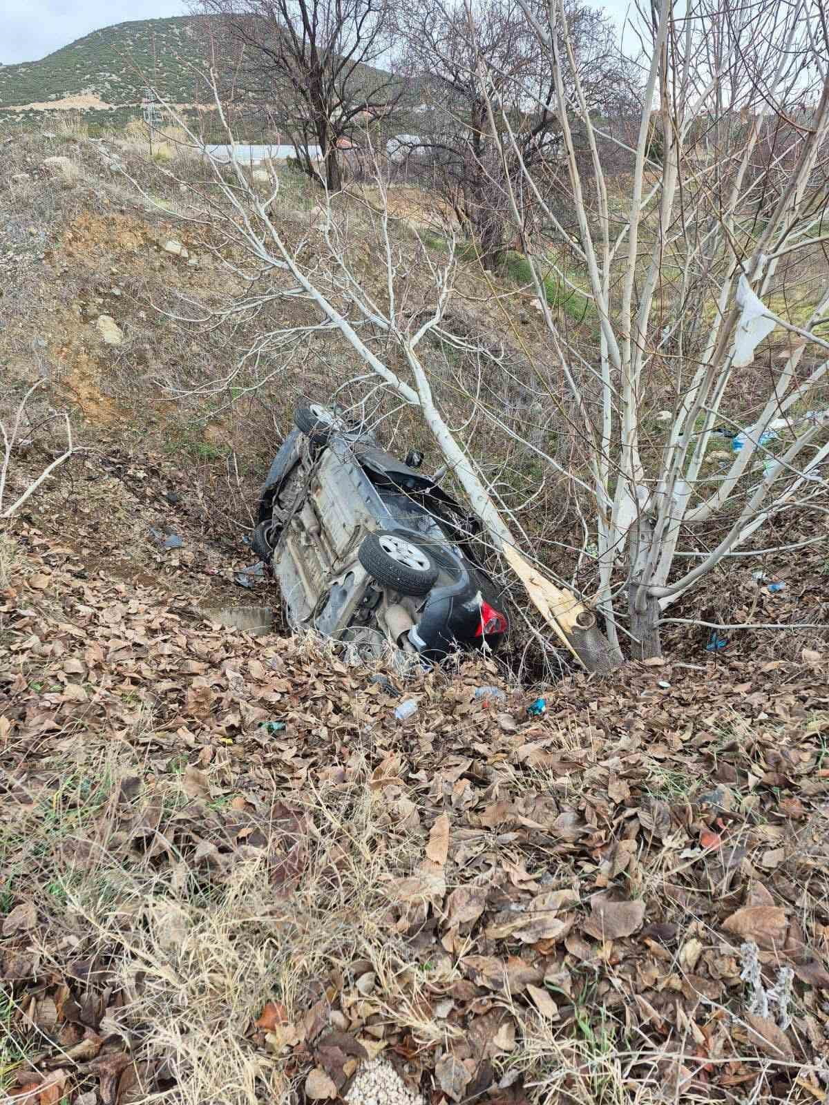 BURDUR’UN ÇAVDIR İLÇESİNDE ŞARAMPOLE DEVRİLEN OTOMOBİLDEKİ 4 KİŞİ YARALANDI.