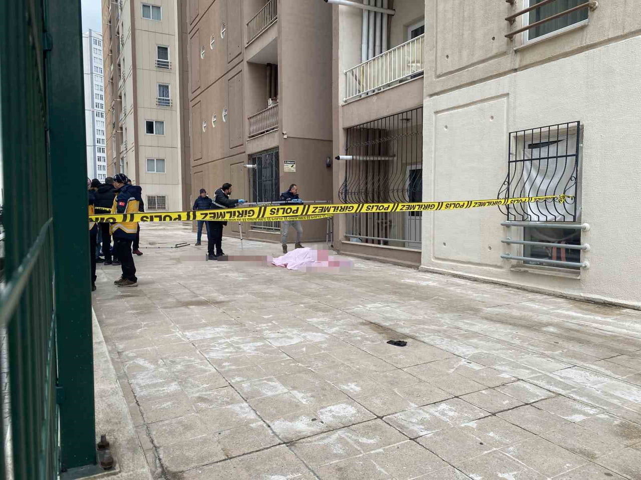 BURSA'DA 45 YAŞINDAKİ BİR ADAM, KİRALAMAK İÇİN EMLAKÇIYLA GELDİĞİ 17.KATTAKİ BOŞ DAİRENİN...