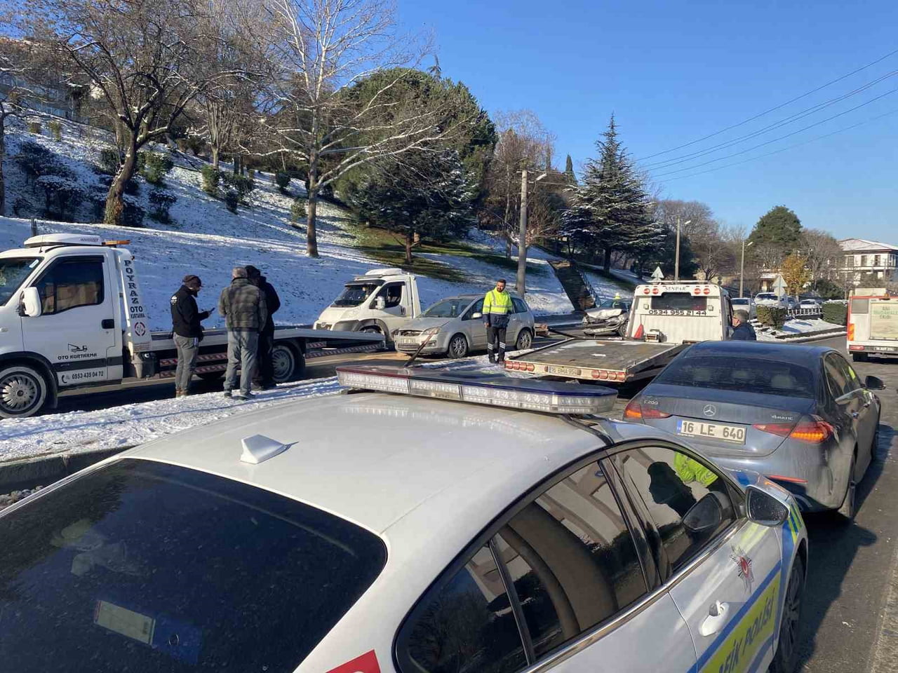 BURSA'DA BUZLANMA NEDENİYLE KONTROLDEN ÇIKAN OTOMOBİL ÖNÜNDEKİ ARACA ÇARPIP, ÇARPTIĞI ARACI KARŞI...