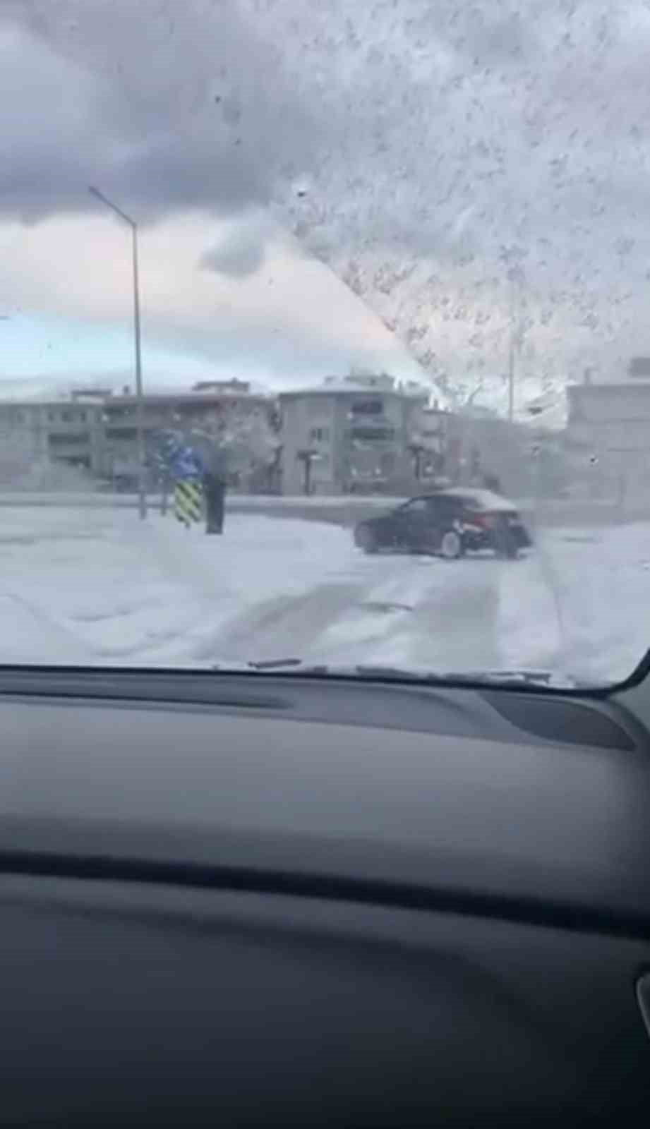 BURSA'DA ETKİLİ OLAN KAR YAĞIŞINI FIRSAT BİLEN SÜRÜCÜ, OTOMOBİLİYLE KAVŞAKTA DRİFT ATARAK HEM...