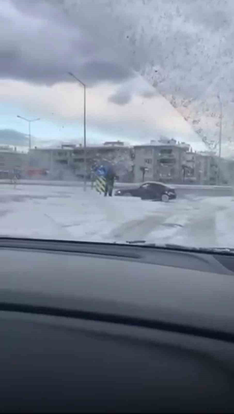 BURSA'DA ETKİLİ OLAN KAR YAĞIŞINI FIRSAT BİLEN SÜRÜCÜ, OTOMOBİLİYLE KAVŞAKTA DRİFT ATARAK HEM...