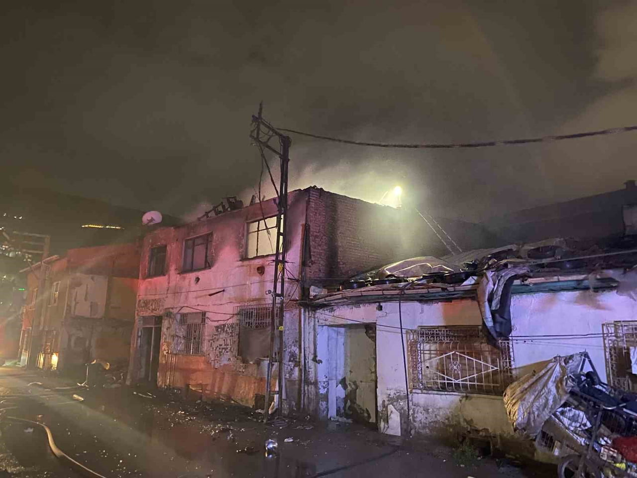 BURSA'DA İKİ KATLI EVDE ODUN SOBASINDAN ÇIKAN ÇIKAN YANGIN NEDENİYLE AYNI AİLEDEN 2 KADIN DUMANDAN...
