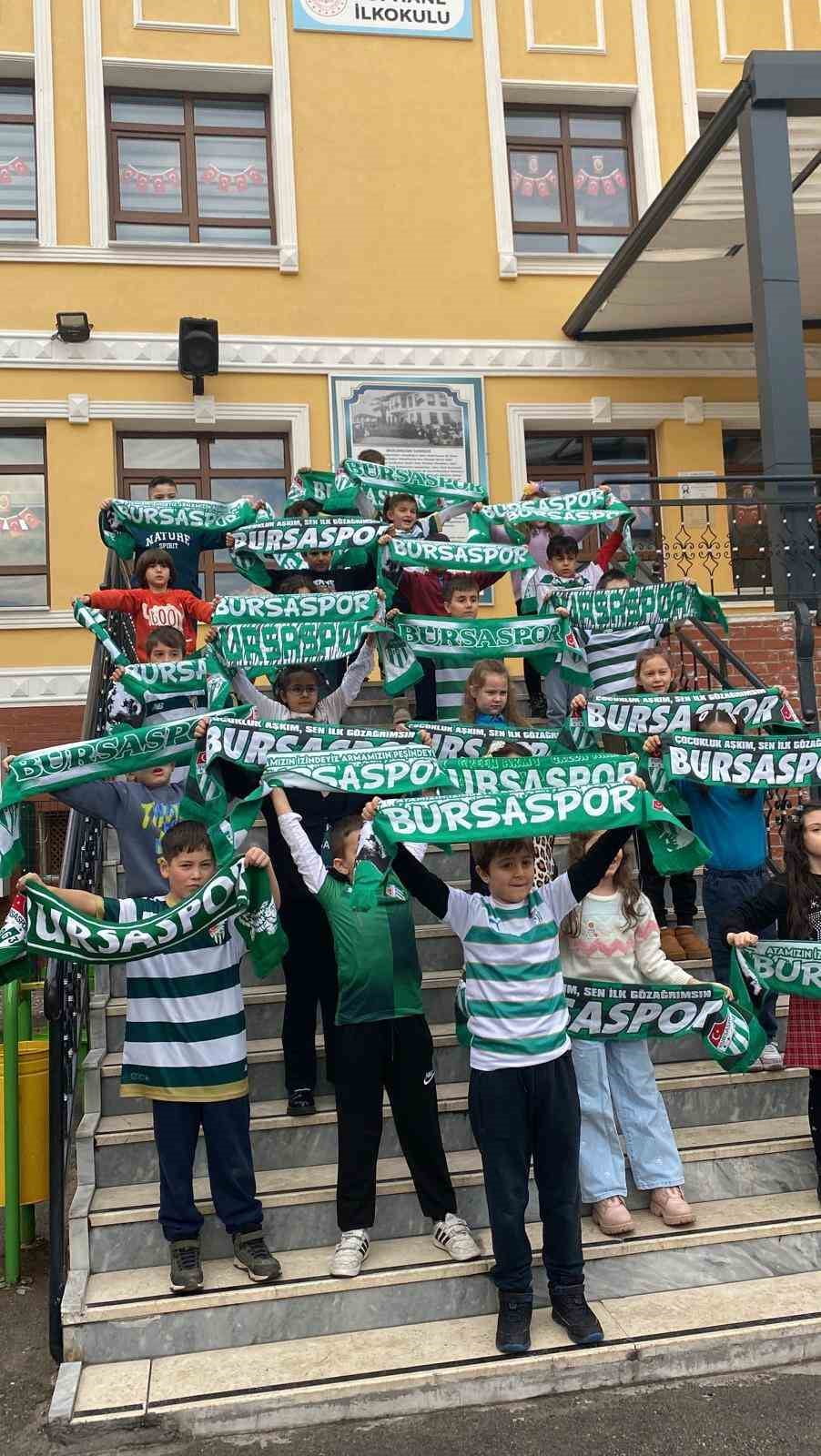 BURSA'DA İLKOKUL ÖĞRENCİLERİ KARNE SEVİNCİNİ BURSASPOR COŞKUSUYLA TAÇLANDIRDI. TOPHANE İLKOKULU...