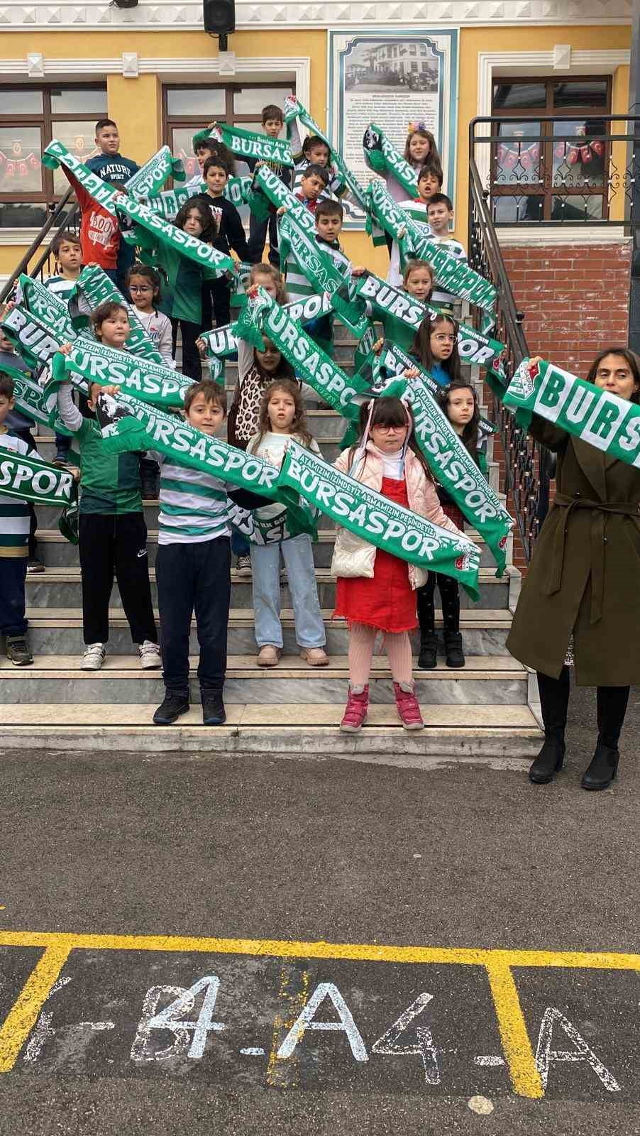 BURSA'DA İLKOKUL ÖĞRENCİLERİ KARNE SEVİNCİNİ BURSASPOR COŞKUSUYLA TAÇLANDIRDI. TOPHANE İLKOKULU...