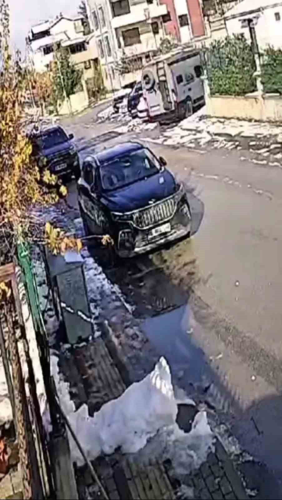 BURSA'DA KAR YAĞIŞININ ARDINDAN KALDIRIM ÜZERİNDE DURAN KARDAN ADAM, GÜNEŞİN ETKİSİYLE ERİYEREK...