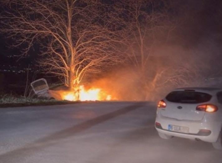 BURSA'DA KONTROLDEN ÇIKAN OTOMOBİL AĞACA ÇARPTIKTAN SONRA ALEV ALDI VATANDAŞLAR TÜPLER İLE...