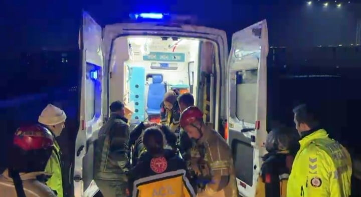 BURSA'DA KONTROLDEN ÇIKAN OTOMOBİL BARİYERLERE ÇARPTI. KAZADA ARAÇTA SIKIŞAN 2 KİŞİ AĞIR...