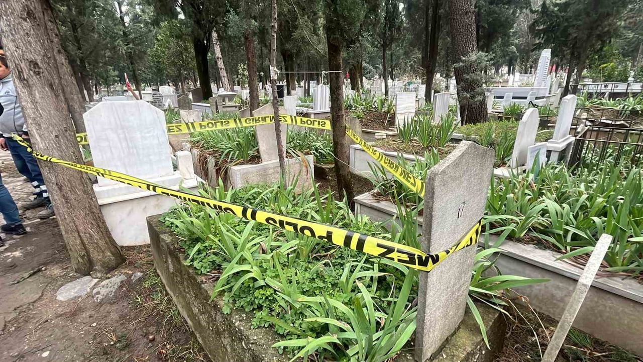 BURSA'DA MEZARLIKTA ÇALIŞANIN DİKKATİ SAYESİNDE, BİR BEBEĞİN İZİNSİZ OLARAK DEFNEDİLDİĞİ ORTAYA...