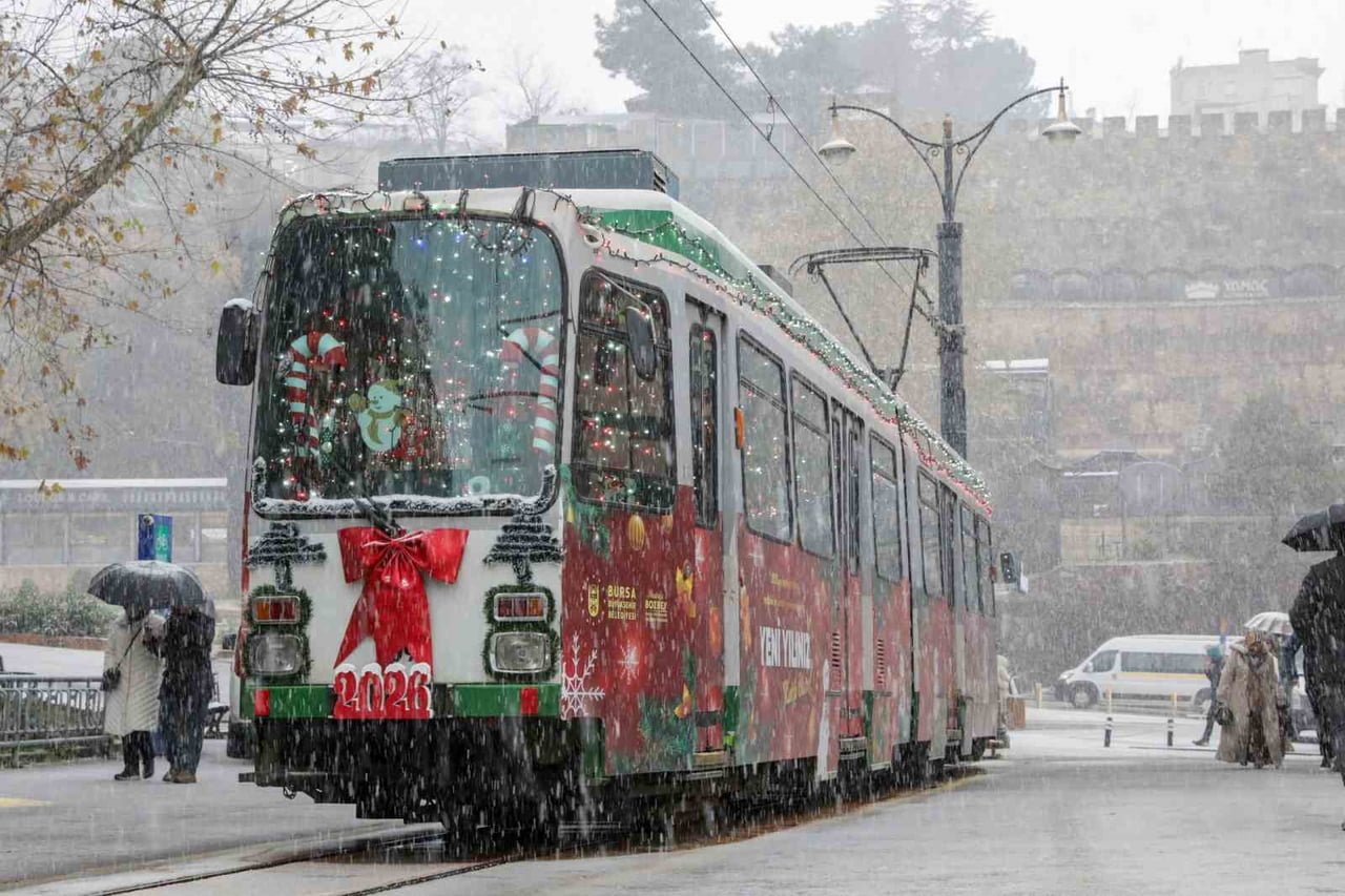 BURSA'DA NOSTALJİK TRANVAY SÜSLENDİ.