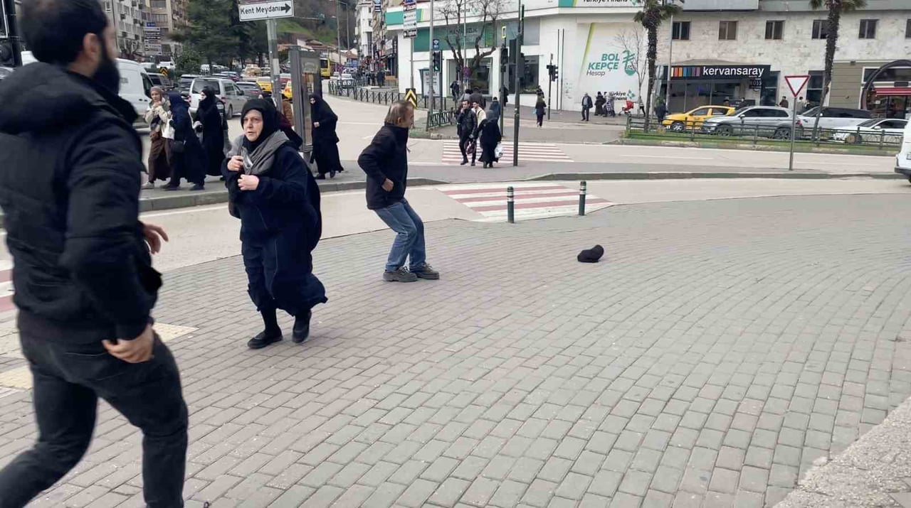 BURSA'DA SABAH SAATLERİNDEN İTİBAREN ETKİSİNİ GÖSTERMEYE BAŞLAYAN KUVVETLİ RÜZGÂR, KENT GENELİNDE...