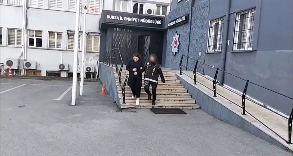 BURSA'DA UYUŞTURUCU SUÇUNDAN ARANAN 3 ŞAHIS, POLİS OPERASYONUYLA YAKALANIP TUTUKLANARAK CEZAEVİNE...