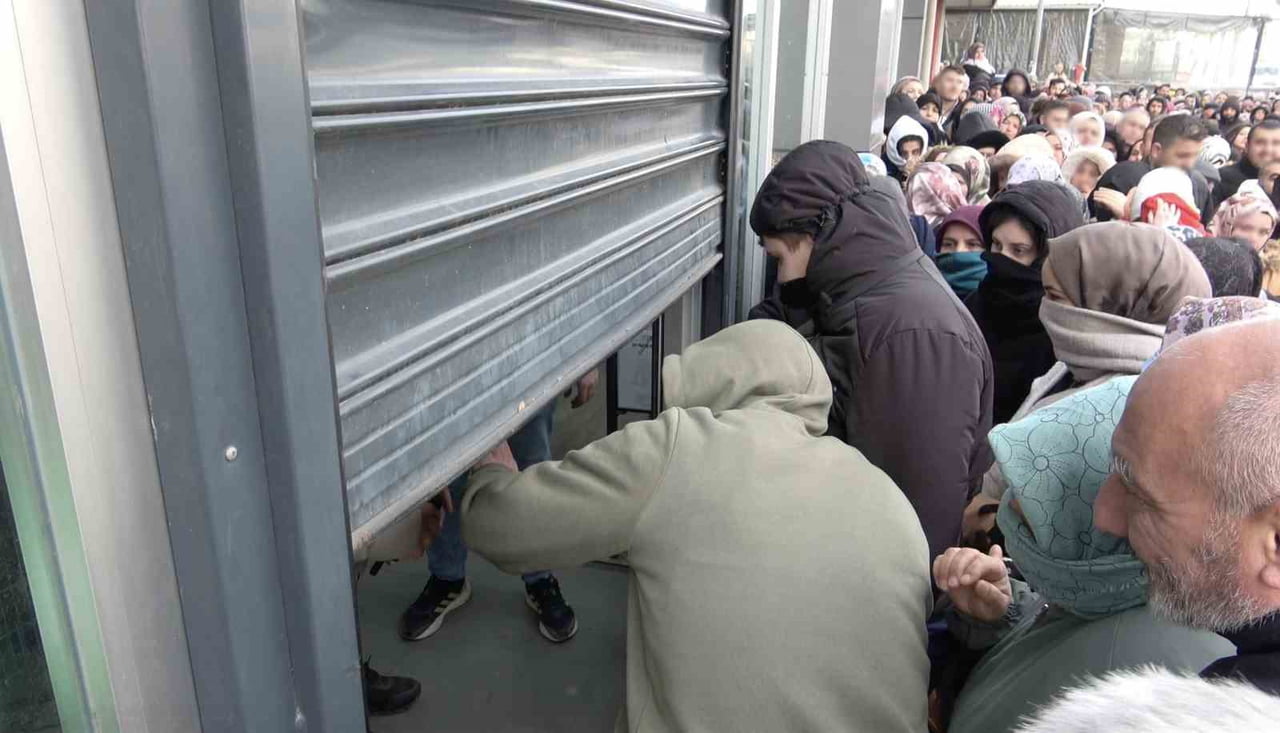 BURSA'DA YENİ AÇILIŞI YAPILAN BİR MAĞAZININ UYGUN FİYATLI ÜRÜNLERİ, YÜZLERCE VATANDAŞIN SAATLERCE...