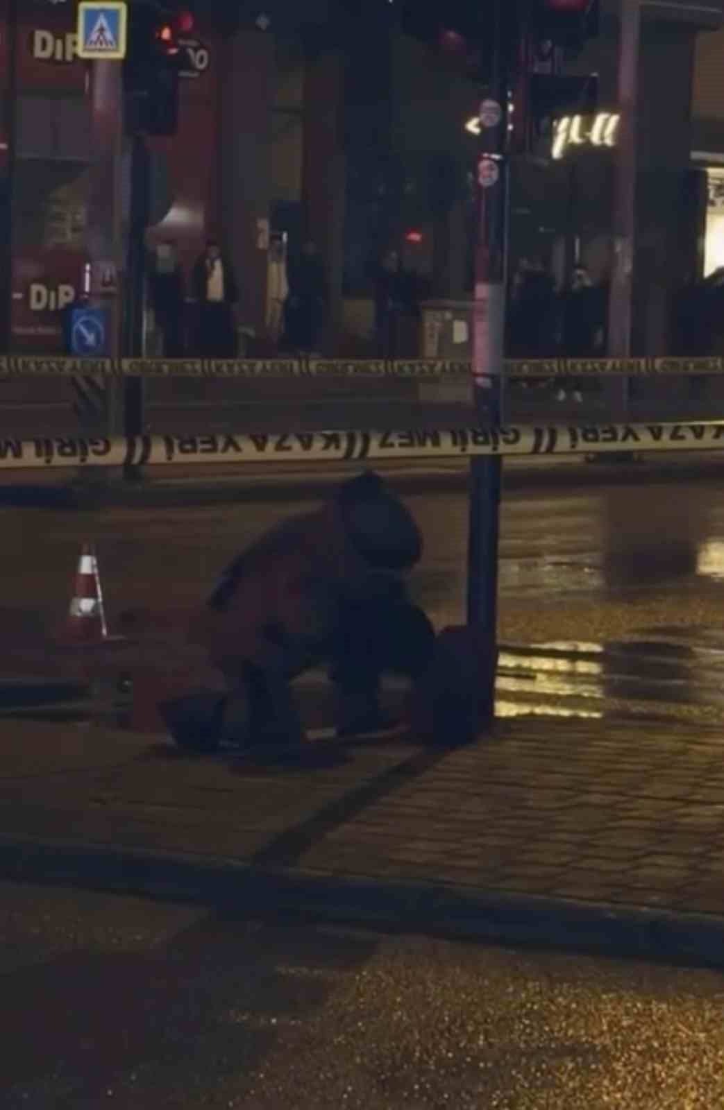 BURSA'DA YOL KENARINA BIRAKILAN ŞÜPHELİ ÇANTA, BOMBA İHBARI ÜZERİNE POLİS EKİPLERİNİ ALARMA...