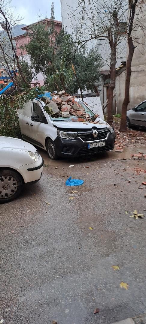 BURSA'NIN GEMLİK İLÇESİNDE FIRTINA VE LODOS SEBEBİYLE APARTMANLARIN ÇATILARI UÇARKEN, AĞAÇLARIN...