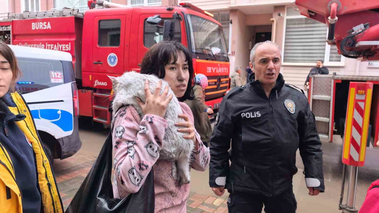 BURSA'NIN İNEGÖL İLÇESİNDE APARTMANIN 3. KATINDA YANGIN MEYDANA GELDİ. İTFAİYE EKİPLERİ TARAFINDAN...