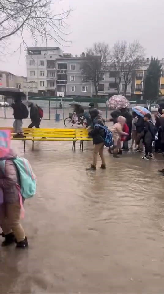 BURSA'NIN İNEGÖL İLÇESİNDE DE FIRTINA VE SAĞANAK YAĞIŞ ETKİLİ OLDU. SU BASAN BİR OKULDA ÖĞRENCİLER...