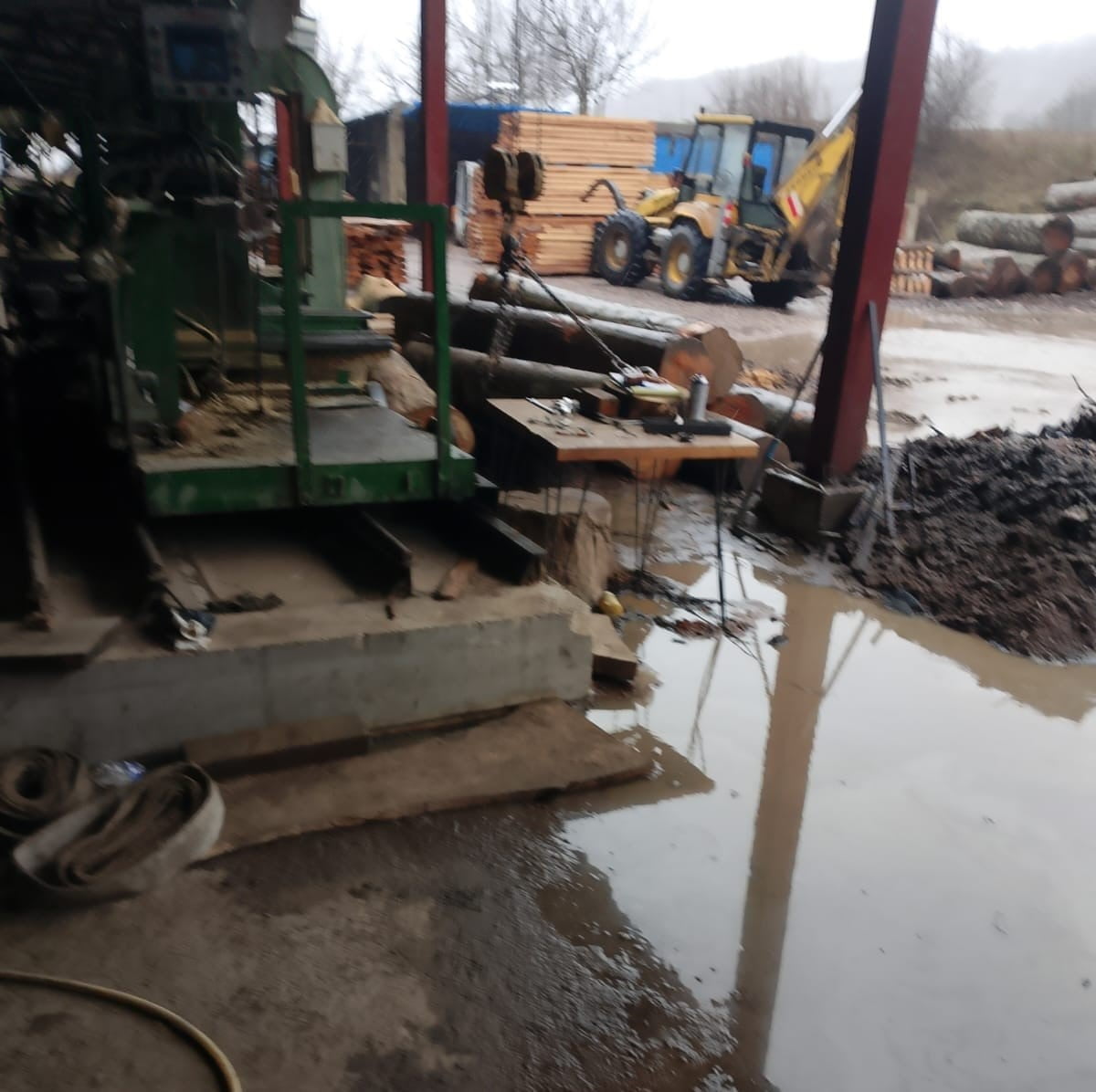 BURSA'NIN İNEGÖL İLÇESİNDE FAALİYET GÖSTEREN KERESTE FABRİKASINDA MEYDANA GELEN OLAYDA VİNCİN...