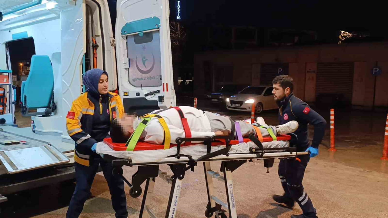 BURSA'NIN İNEGÖL İLÇESİNDE İKİ OTOMOBİLİN KAFA KAFAYA ÇARPIŞMASI SONUCU 3 KİŞİ...