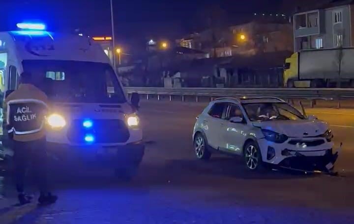 BURSA'NIN İNEGÖL İLÇESİNDE MEYDANA GELEN KAZA DA İKİ OTOMOBİL ÇARPIŞTI: 1'İ ÇOCUK 3 KİŞİ...