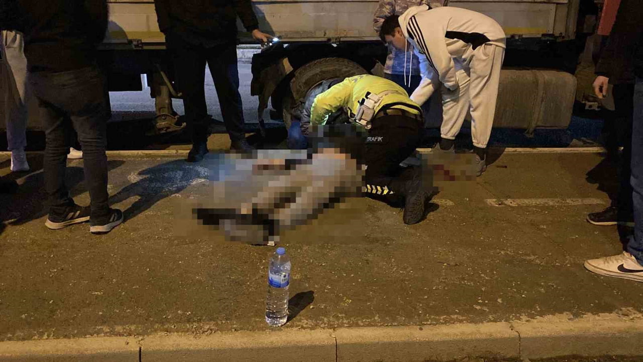 BURSA'NIN İNEGÖL İLÇESİNDE MEYDANA GELEN KAZADA 3 ARACIN KARIŞTIĞI ZİNCİRLEME KAZA MEYDANA GELDİ;...