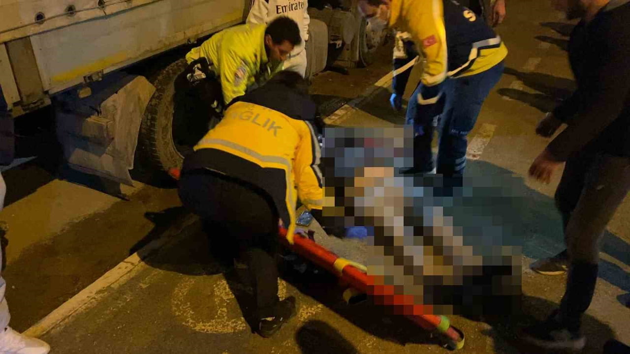 BURSA'NIN İNEGÖL İLÇESİNDE MEYDANA GELEN KAZADA 3 ARACIN KARIŞTIĞI ZİNCİRLEME KAZA MEYDANA GELDİ;...