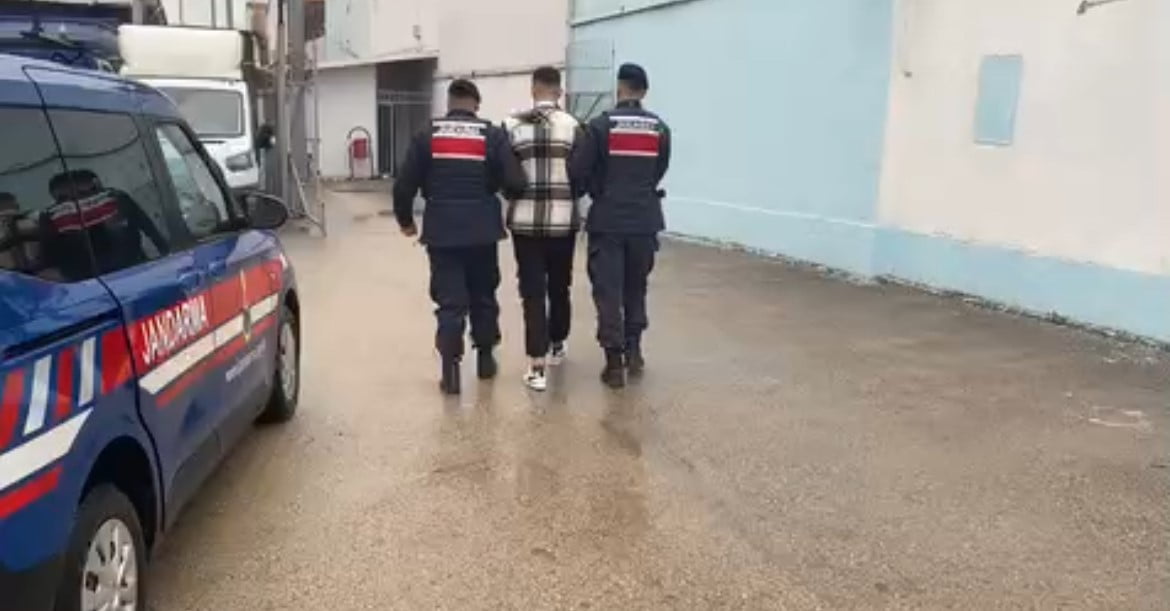 BURSA'NIN İZNİK İLÇESİNDE HAKKINDA 17 YIL 29 AY KESİNLEŞMİŞ HAPİS CEZASI BULUNAN FİRARİ, JANDARMA...