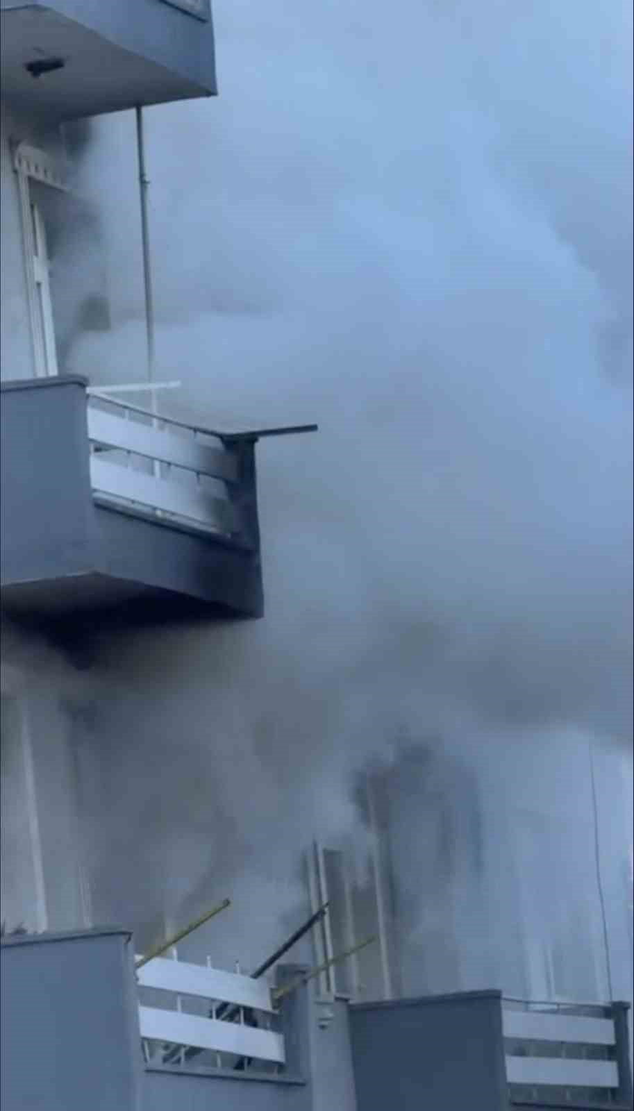 BURSA'NIN KARACABEY İLÇESİNDE 4 KATLI BİR APARTMANIN BİRİNCİ KATINDA YALNIZ KALAN YATALAK ADAM VE...