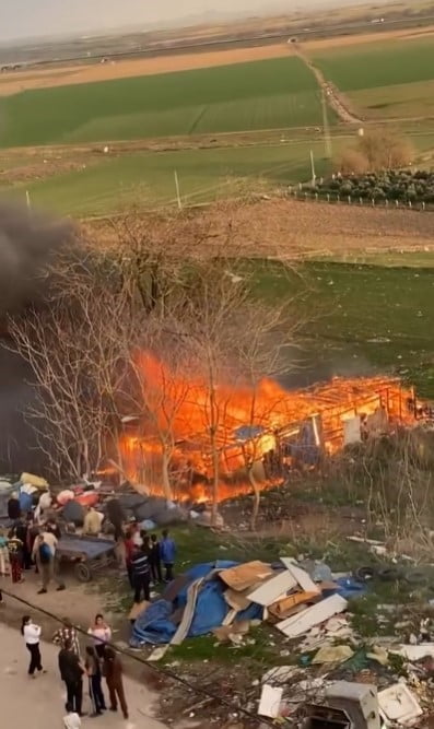 BURSA'NIN KARACABEY İLÇESİNDE BİR AĞIL ALEV ALEV YANDI.