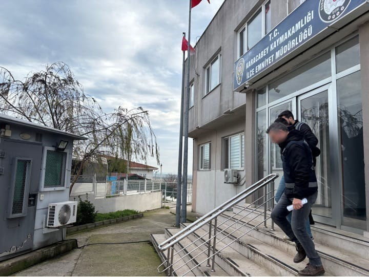 BURSA'NIN KARACABEY İLÇESİNDE, HAKKINDA KESİNLEŞMİŞ 8 YIL 4 AY HAPİS CEZASI BULUNAN ŞAHIS POLİS...