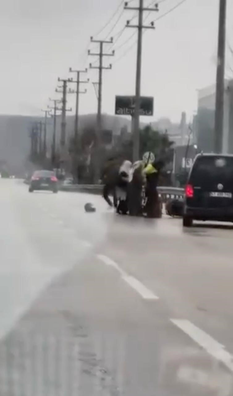 BURSA'NIN KESTEL İLÇESİNDE SEYİR HALİNDEKİ SÜRÜCÜ İLE KURYE ARASINDA ÇIKAN KAVGADA TEKME VE...