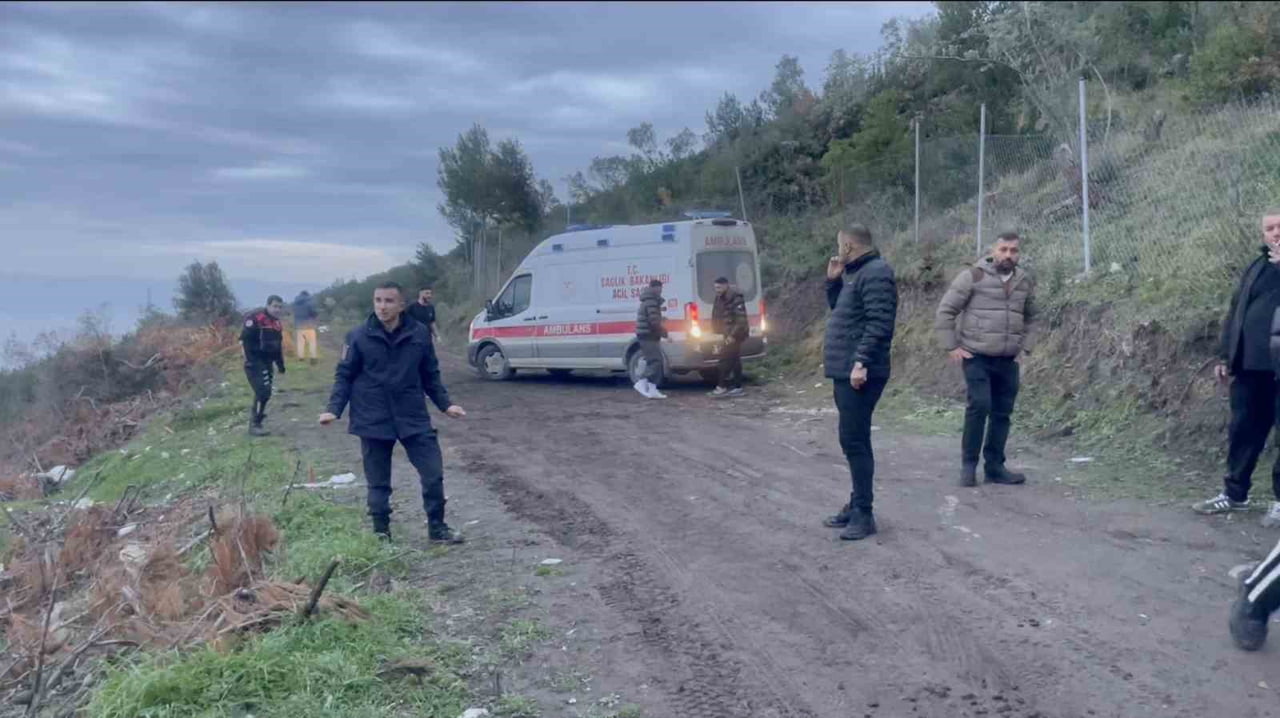 BURSA'NIN MUDANYA İLÇESİNİN TARİHİ KUMYAKA MAHALLESİ'NDE ZEYTİNLİKTEKİ SU KUYUSUNU TEMİZLEMEK İÇİN...