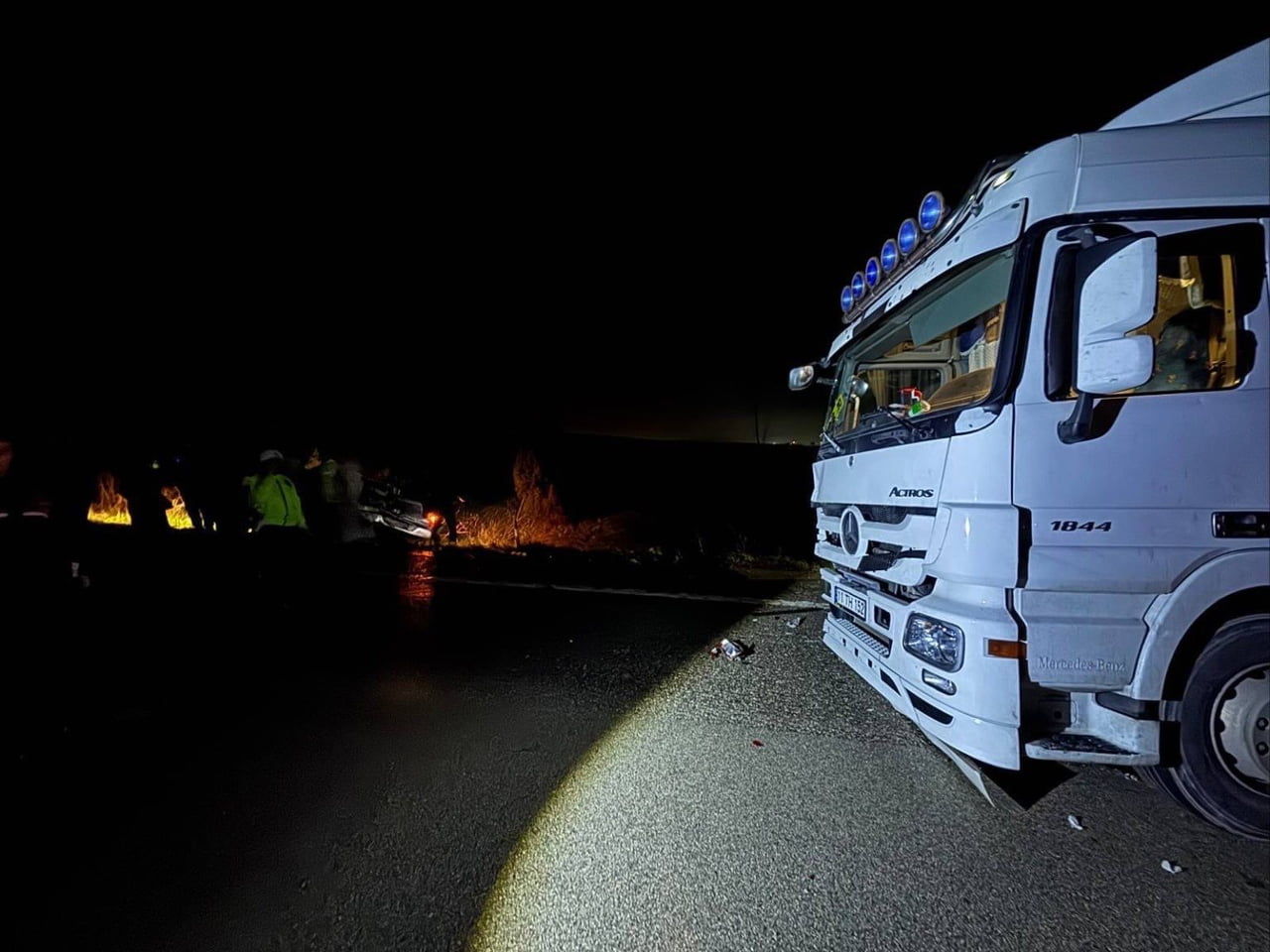BURSA'NIN MUSTAFAKEMALPAŞA İLÇESİNDE OTOYOLDA KÖPEKLERE ÇARPIP DURMAK ZORUNDA KALAN OTOMOBİLE...