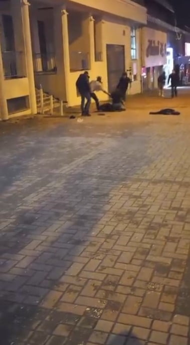 BURSA'NIN OSMANGAZİ İLÇESİNDE ÇAKI BIÇAKLI 2 GENÇ SOKAK ORTASINDA TUTUŞTUKLARI KAVGADA BİRBİRİNİ...