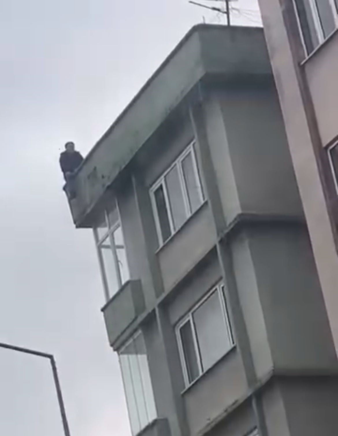 BURSA'NIN YILDIRIM İLÇESİNDE BİR ŞAHIS EŞİYLE TARTIŞINCA ÇATIYA ÇIKIP İNTİHARA KALKIŞTI. BÖLGEDE...