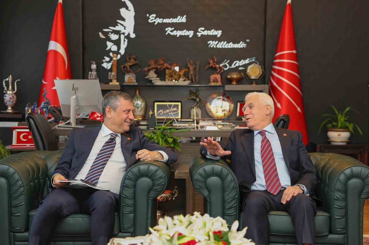 BURSA BÜYÜKŞEHİR BELEDİYE BAŞKANI MUSTAFA BOZBEY, CHP GENEL BAŞKAN ÖZGÜR ÖZEL'İ ZİYARET EDİP...