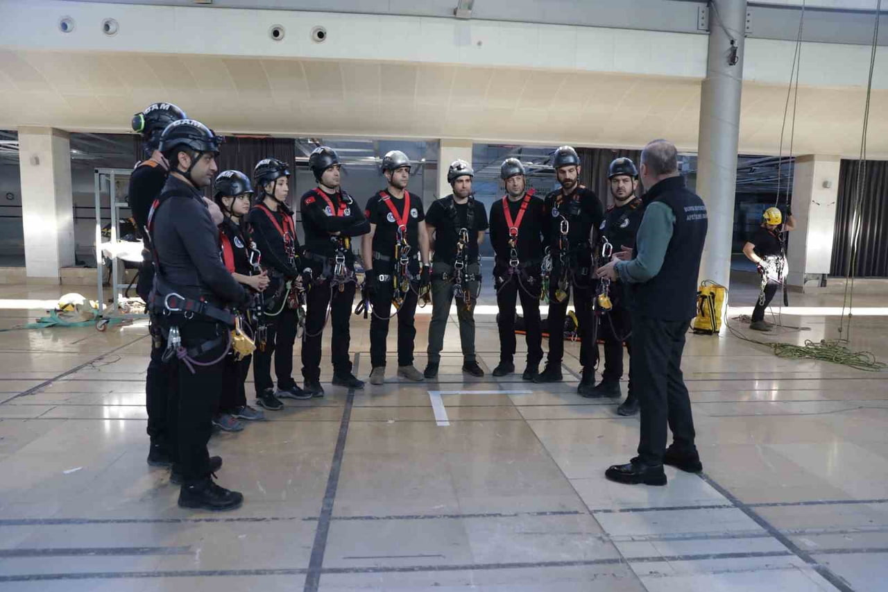 BURSA BÜYÜKŞEHİR BELEDİYESİ BÜNYESİNDE PERSONELİN GÖNÜLLÜ KATILIMIYLA KURULAN BURSA ACİL MÜDAHALE...