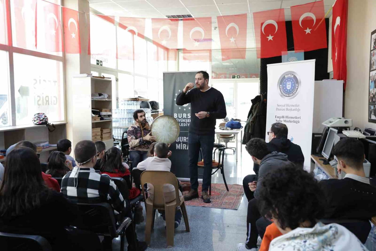 BURSA BÜYÜKŞEHİR BELEDİYESİ, GÖRME ENGELLİ BİREYLERİN KELİMELERLE HAYAL KURDUĞU, SESLERLE DÜNYAYI...