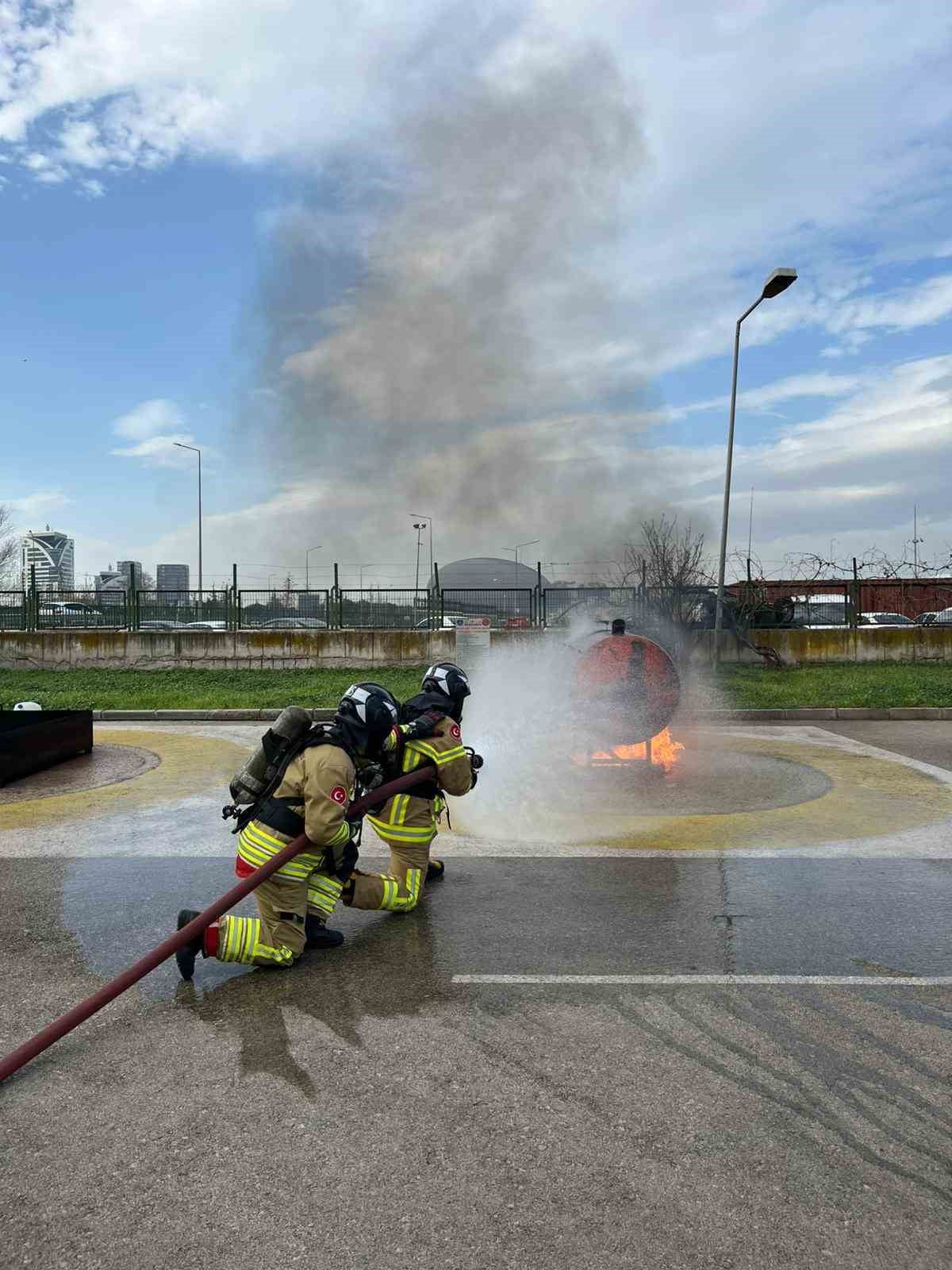 BURSA BÜYÜKŞEHİR BELEDİYESİ İTFAİYESİ, YANGIN VE AFETLERE KARŞI TOPLUMU BİLİNÇLENDİRMEK VE BU...