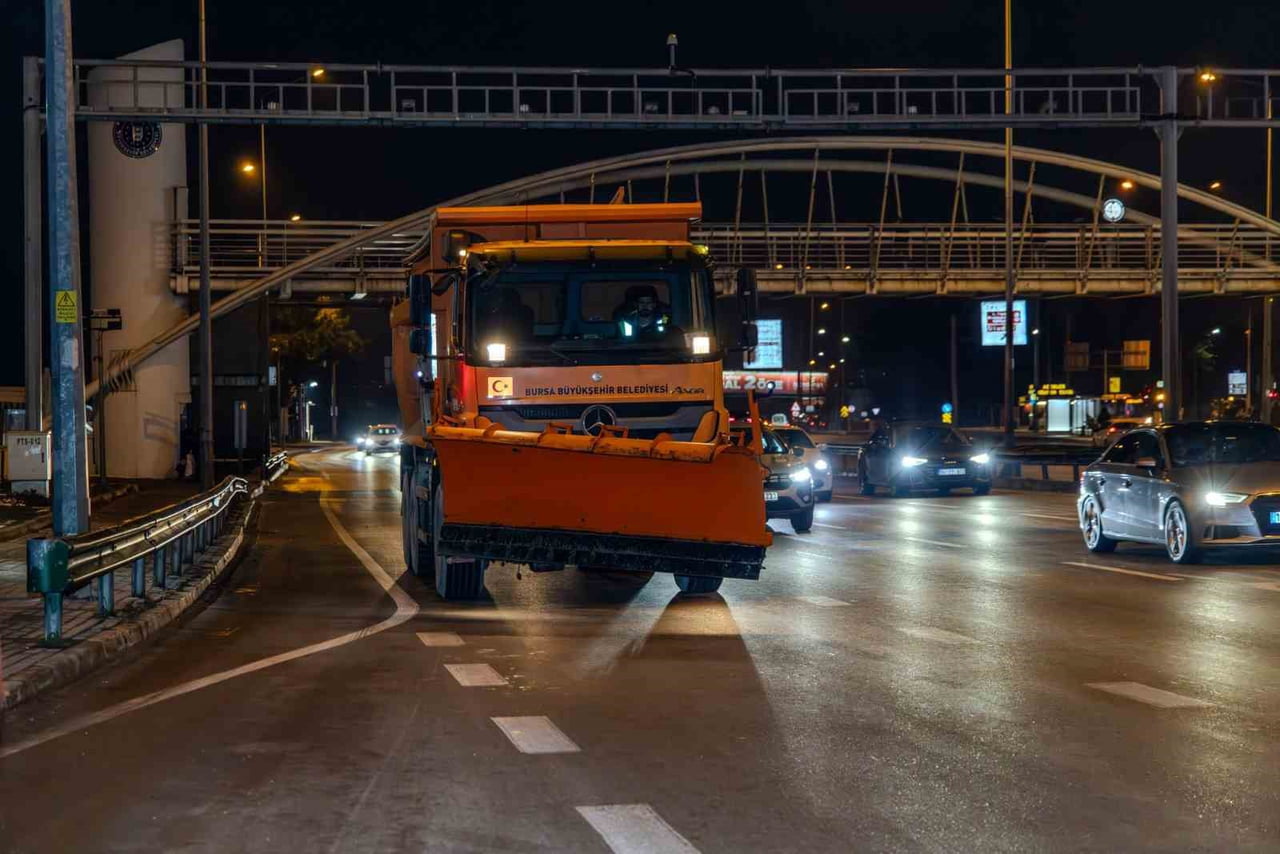 BURSA BÜYÜKŞEHİR BELEDİYESİ, KENT GENELİNDE ETKİSİNİ SÜRDÜREN KAR YAĞIŞI VE BUZLANMAYA KARŞI GECE...