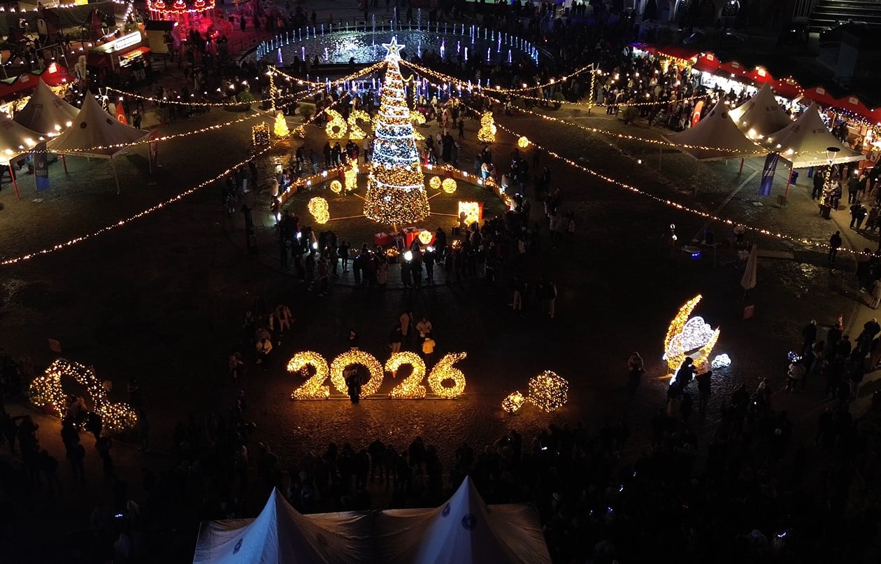 BURSA BÜYÜKŞEHİR BELEDİYESİ’NİN HAZIRLADIĞI ‘BURSA YENİ YIL MEYDANI’NI DOLDURAN BİNLERCE BURSALI...