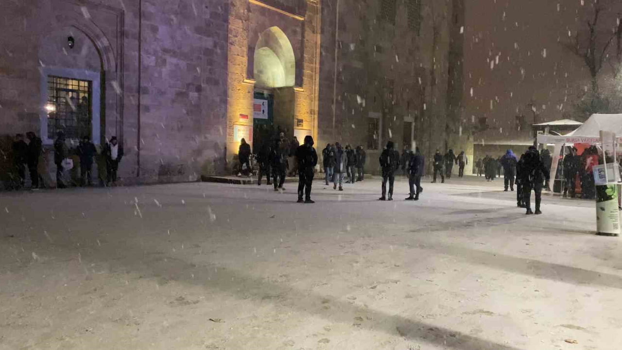 BURSA’DA 2026 YILININ İLK SABAH NAMAZINDA BİNLERCE VATANDAŞ, YILIN İLK KARIYLA BİRLİKTE TARİHİ...