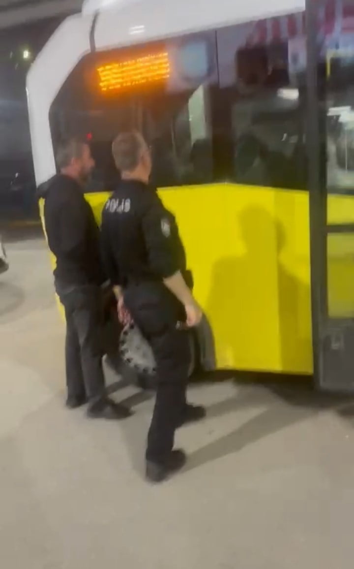 BURSA’DA BELEDİYE OTOBÜSÜNDE KALP KRİZİ GEÇİREN BİR YOLCU, ŞOFÖRÜN HIZLI MÜDAHALESİYLE BURSA ŞEHİR...